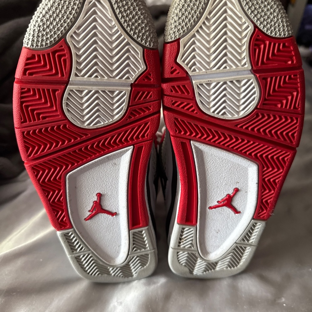 Jordan 4 Fire Reds - Picture 4 of 6